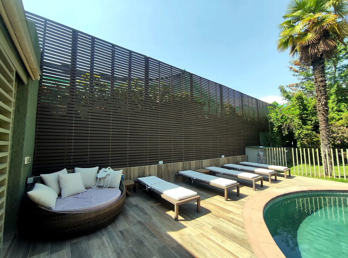 Terraza terminada con deck, reposeras, celosía perimetral y piscina
