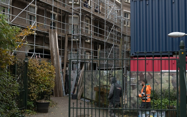Obreros trabajando en la construcción de una vivienda (imagen referencial)
