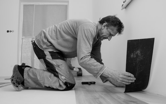 Instalación de piso por un maestro (imagen referencial)
