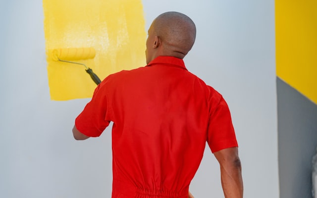 Maestro pintando un muro con rodillo (imagen referencial)